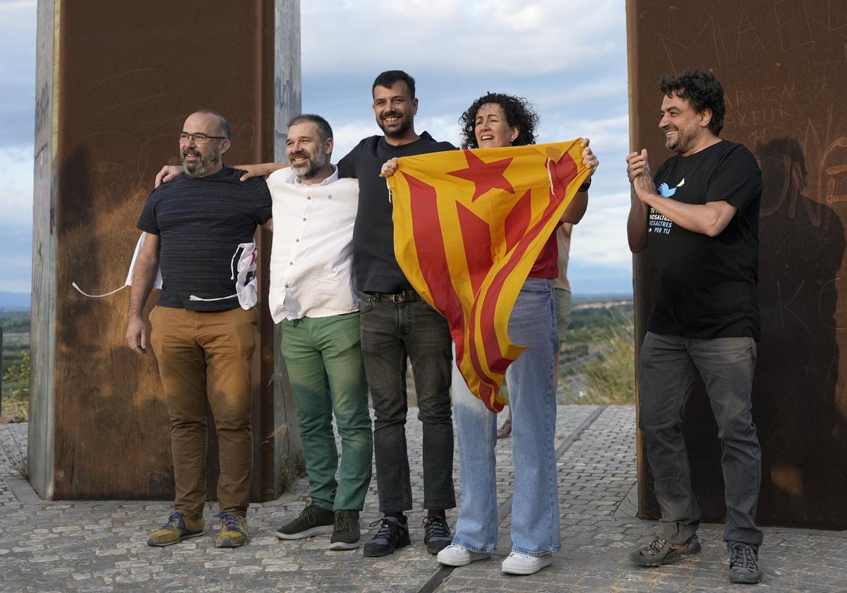Francesc Tirador (@franctirador1) on Twitter photo Tal dia com avui, Marta Rovira tornava a Catalunya per a vendre el país al PSC.
Després de fer la feina va tornar a Suïssa a viure del botí. Tal dia com avui, Marta Rovira tornava a Catalunya per a vendre el país al PSC.
Després de fer la feina va tornar a Suïssa a viure del botí.