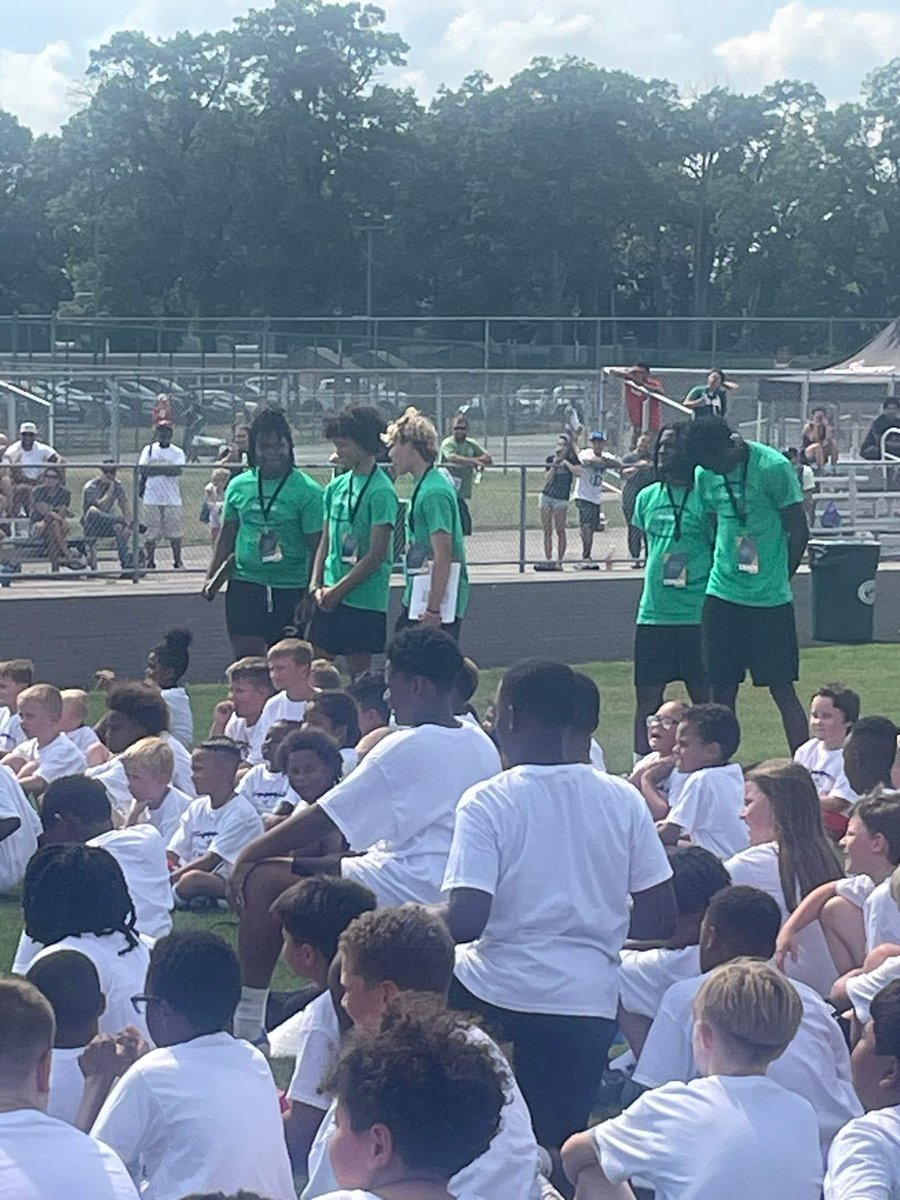 Had a great time being a coach for <a href="/JeremiyahLove/">Jeremiyah Love</a>’s youth football camp hosted at Washington this past Friday. I always love giving back to my community and I especially love inspiring the youth! <a href="/SBWashingtonHS/">Washington HS</a>