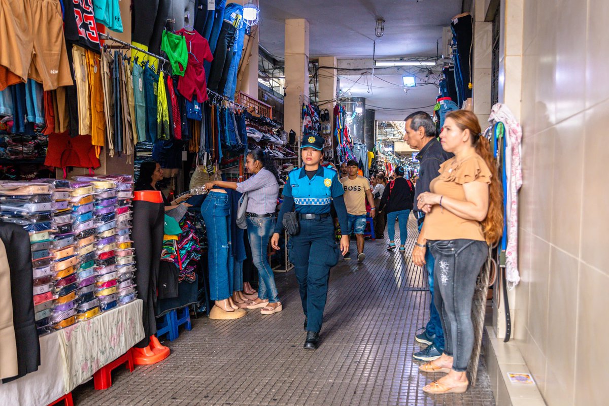 👮🏽‍♂️🚔 Agentes de Control Municipal de #SeguraEP refuerzan la seguridad con rondas preventivas y disuasivas en el sector de La Bahía.

Se ejecutan controles del espacio público, contribuyendo a una ciudad segura y ordenada.

#AcciónSegura
#ConstruyendoLaCiudadDeTodos