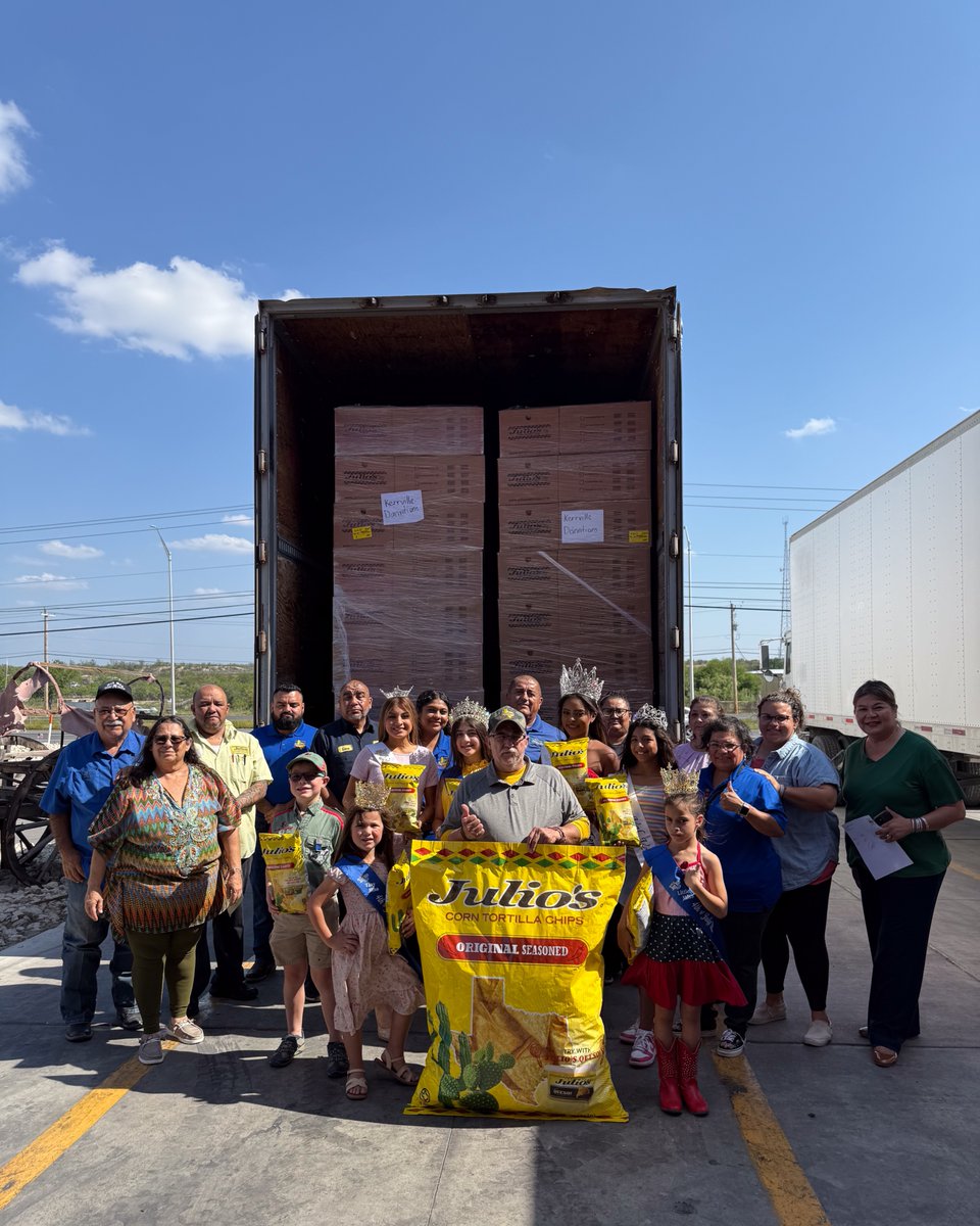 julioscornchips's tweet photo. Thank you to the Brown Plaza Association and Queens for a Cause for organizing a community donation drive for Kerrville, Texas. We were thankful for the opportunity to contribute with a donation of six pallets of Julio’s Chips. https://t.co/M04KiDIThR