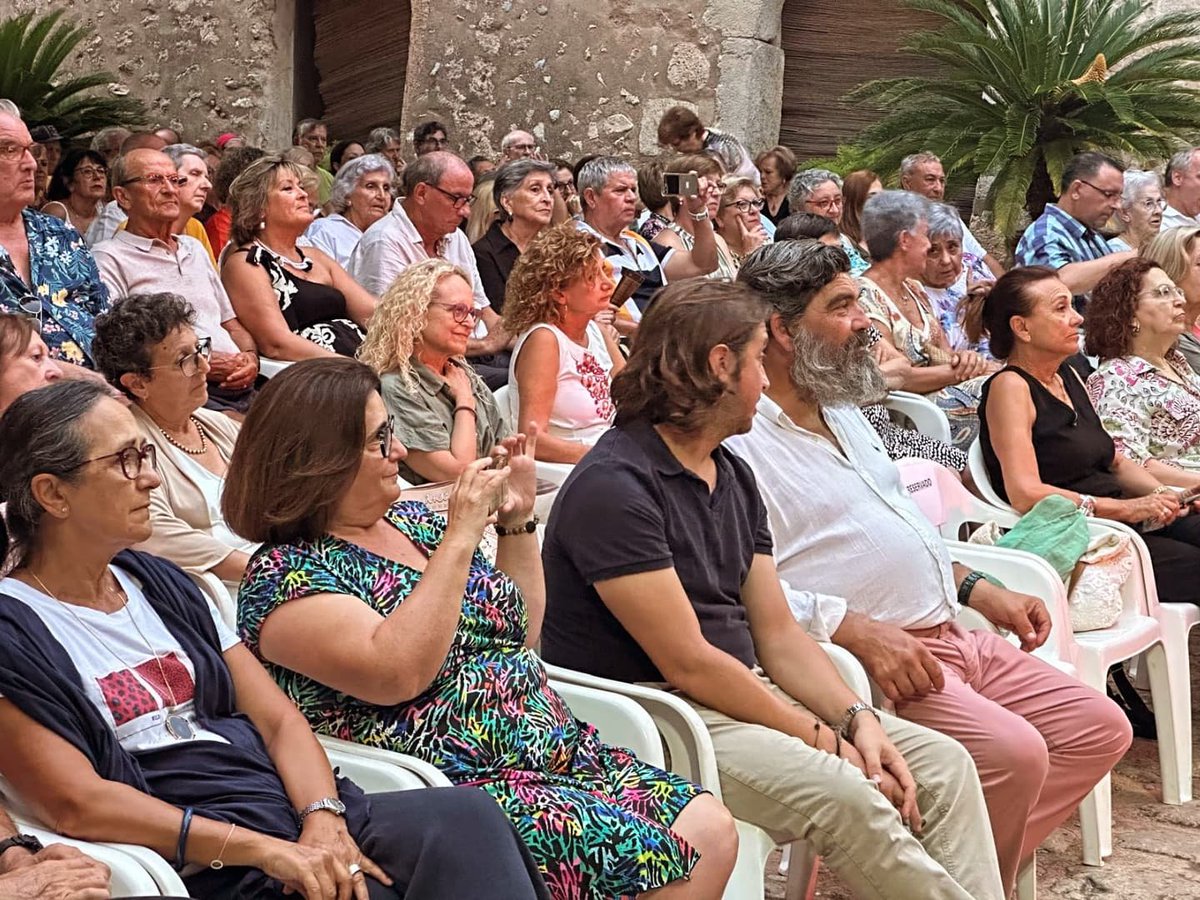 💚Qué lujo poder contar con artistazos mallorquines como Marga Pocoví y la Orquesta Oasis en un sitio emblemático de la isla: Raixa 

🎉Os espero el próximo sábado con Tomeu Penya y más producto local.

🌙Nits d'Estiu a Raixa.
