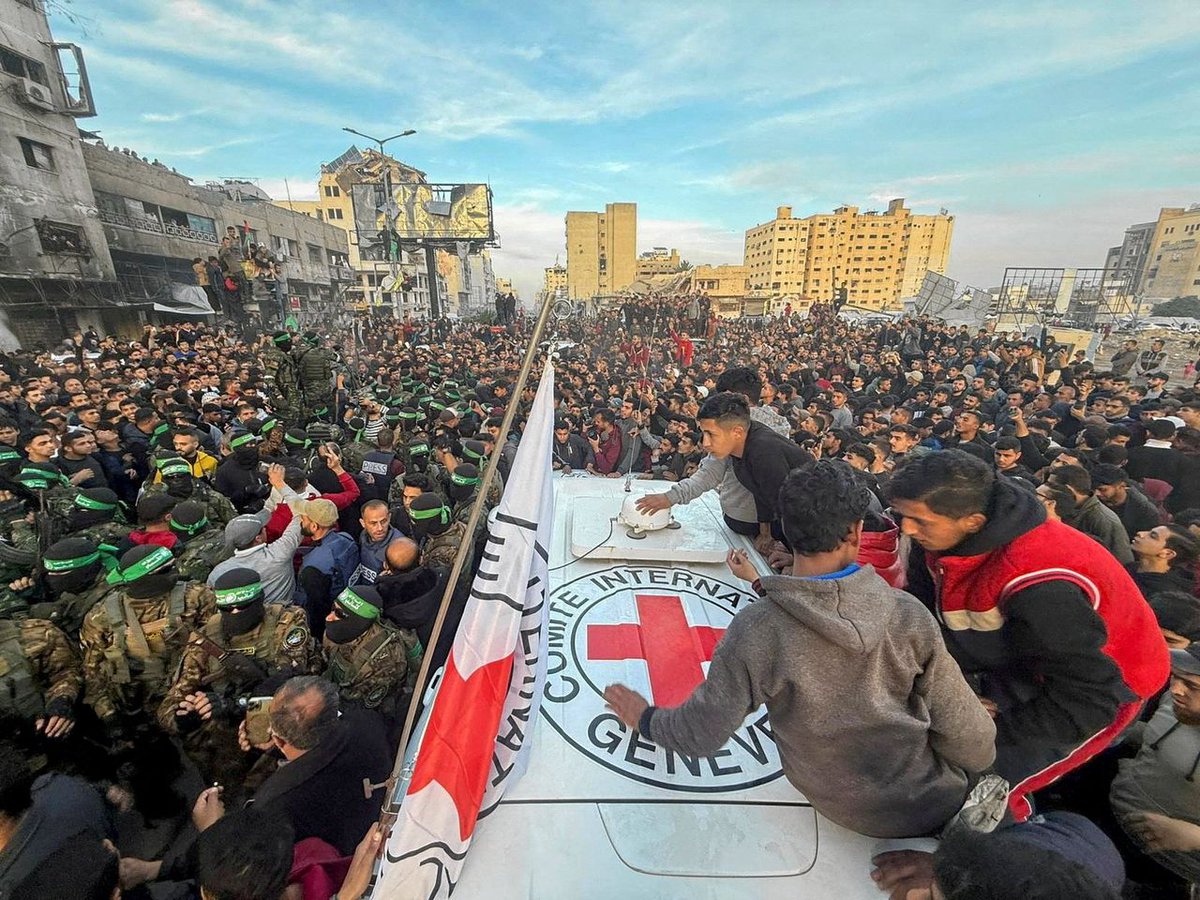 GeerJvanDam's tweet photo. Wat fijn #nos, dat jullie ook benadrukten dat Israël ondanks alles vele Gazaanse patiënten behandelt, verpleegt en beschut. Wat we van Gazanen andersom niet zeggen kunnen hè? Die houden gijzelaars vast, vermoorden artsen en verplegers, vernederen, intimideren enz #kutNOS🤮 https://t.co/XEd9ajm1xM