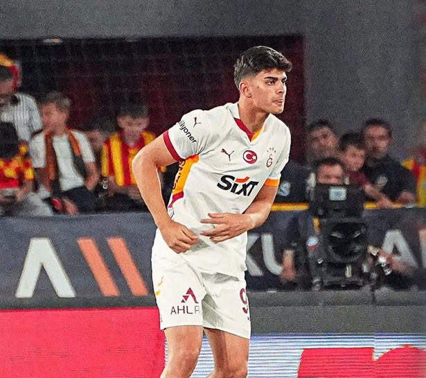 DerinGSMeclisi's tweet image. Gelecek adına müthiş umut verici futbolcu. Çok öne çıkartıp da nazar değdirmeyelim. Ama genç futbolcu yetiştirip çıkarmak, Avrupa’dan aldığımız futbolculardan daha iyi iş. Bravo Arda Ünyay 🧿