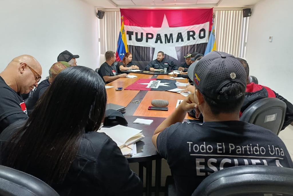 Para seguir fortaleciendo al Bloque Social Revolucionario, Desde el Estado Mayor del Bloque Oriental <a href="/TupamaroMRT_/">Movimiento Revolucionario TUPAMARO Vzla.</a> se propone y designan a nuestro camarada <a href="/DavidTupamaro/">David Aguilera</a> como Responsable Político del Bloque Oriental.

Seguimos impulsando las Comunas.

#VotaTupamaro
#ComunaONada