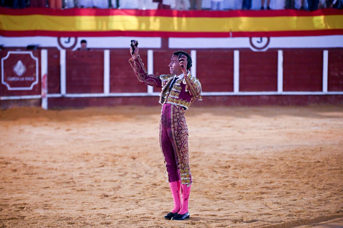 📍 𝐂𝐚𝐛𝐞𝐳𝐚 𝐥𝐚 𝐕𝐚𝐜𝐚

Dos orejas para David de Miranda con “Navegante” nº 46 de la Ganadería de Virgen María.

#DeMiranda25