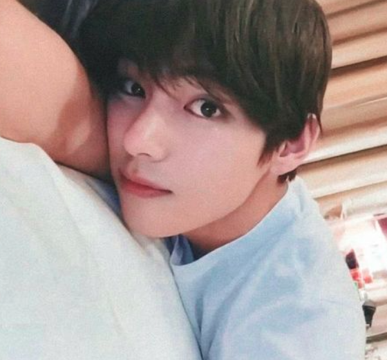 AboutMusicYT's tweet photo. Taehyung of BTS during his livestream in Paris, 2019.

The video later received over 500 million views. https://t.co/0yNIorLe8a