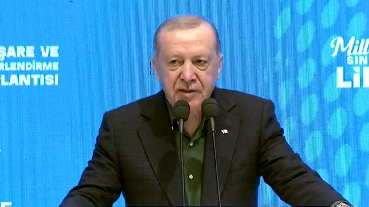الرئيس التركي رجب طيب أردوغان في كلمته التاريخية اليوم :
نحن الأتراك والأكراد والعرب، عندما اتحدنا، هبت رياح خيولنا تحمل النسائم من بحر الصين حتى الأدرياتيك، كتبنا على الأرض والسماء وفي قلوبنا: "لا إله إلا الله محمد رسول الله"، انتصار ملاذكرد، وفتح القدس، وإسطنبول، وانتصار جناق