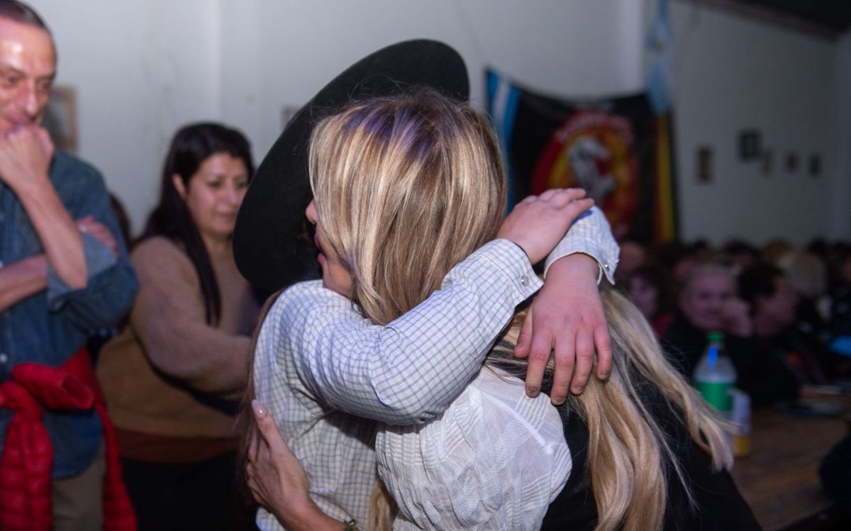 marisafassi's tweet photo. Anoche, junto a @GustavoHArrieta, participé de una cena show a beneficio de los Bomberos Voluntarios de #Cañuelas, con el objetivo de avanzar en la construcción del Destacamento N° 5 sobre la Ruta 3.

Maravilloso encuentro, con amor, solidaridad y compromiso. https://t.co/ZCLeE2sxnS