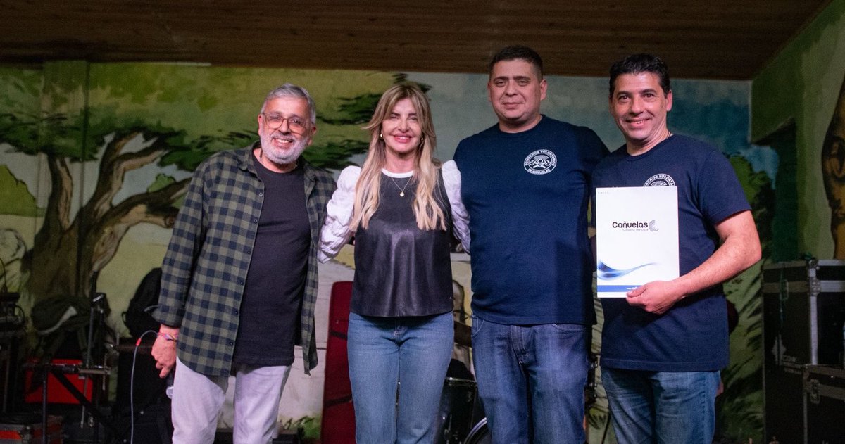 marisafassi's tweet photo. Anoche, junto a @GustavoHArrieta, participé de una cena show a beneficio de los Bomberos Voluntarios de #Cañuelas, con el objetivo de avanzar en la construcción del Destacamento N° 5 sobre la Ruta 3.

Maravilloso encuentro, con amor, solidaridad y compromiso. https://t.co/ZCLeE2sxnS