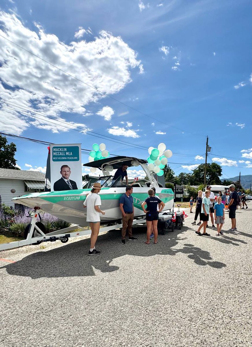 mack4change's tweet image. What a great day at West Kelowna’s Westside Daze parade!
Team Okanagan was out in full force, connecting with constituents and keeping the kids cool with freezies.
It’s always inspiring to see such a strong turnout at our community events—thanks to everyone who came out to…