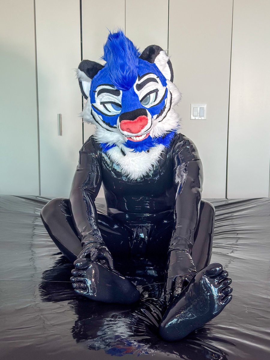 Heard you like paws? ✨ 

#rubber #latex #latexfur #rubberfur #squeakysaturday #shinysaturday