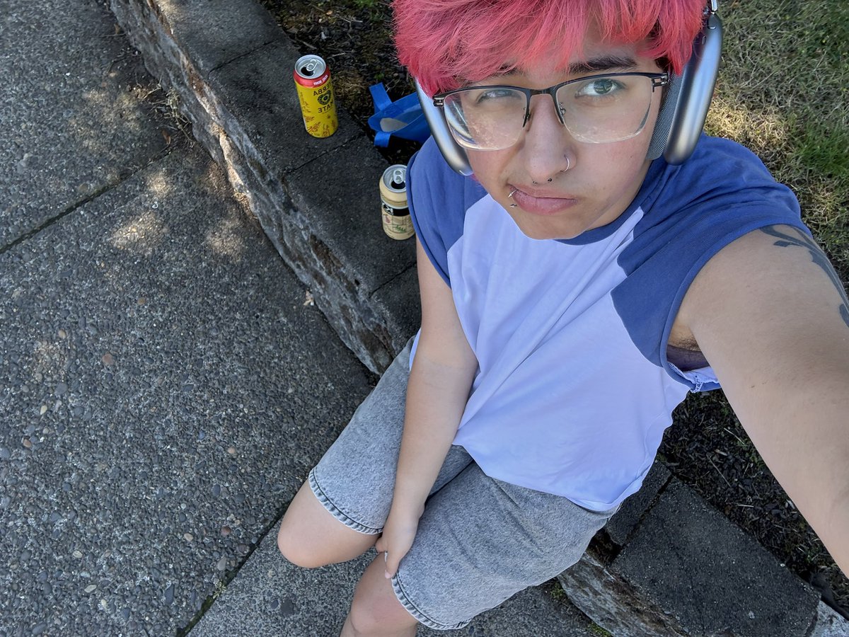 otasunefan's tweet photo. It’s 90°, my fits trash, listening to the worst song known to man #livefreely https://t.co/L8uQ4QAB5q