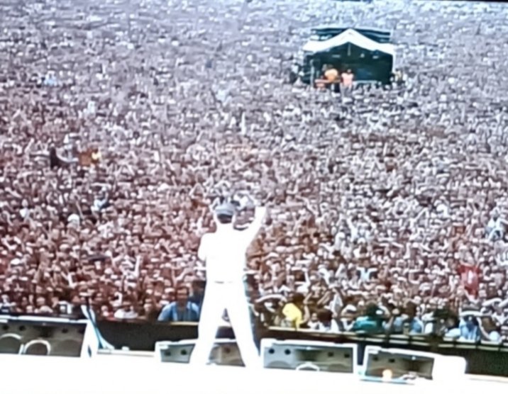 I must have watched this performance of #Queen at Live Aid dozens of times over the years, but it still blows my mind. .
Freddie really did have that entire crowd in the palm of his hand. 
#LiveAid40