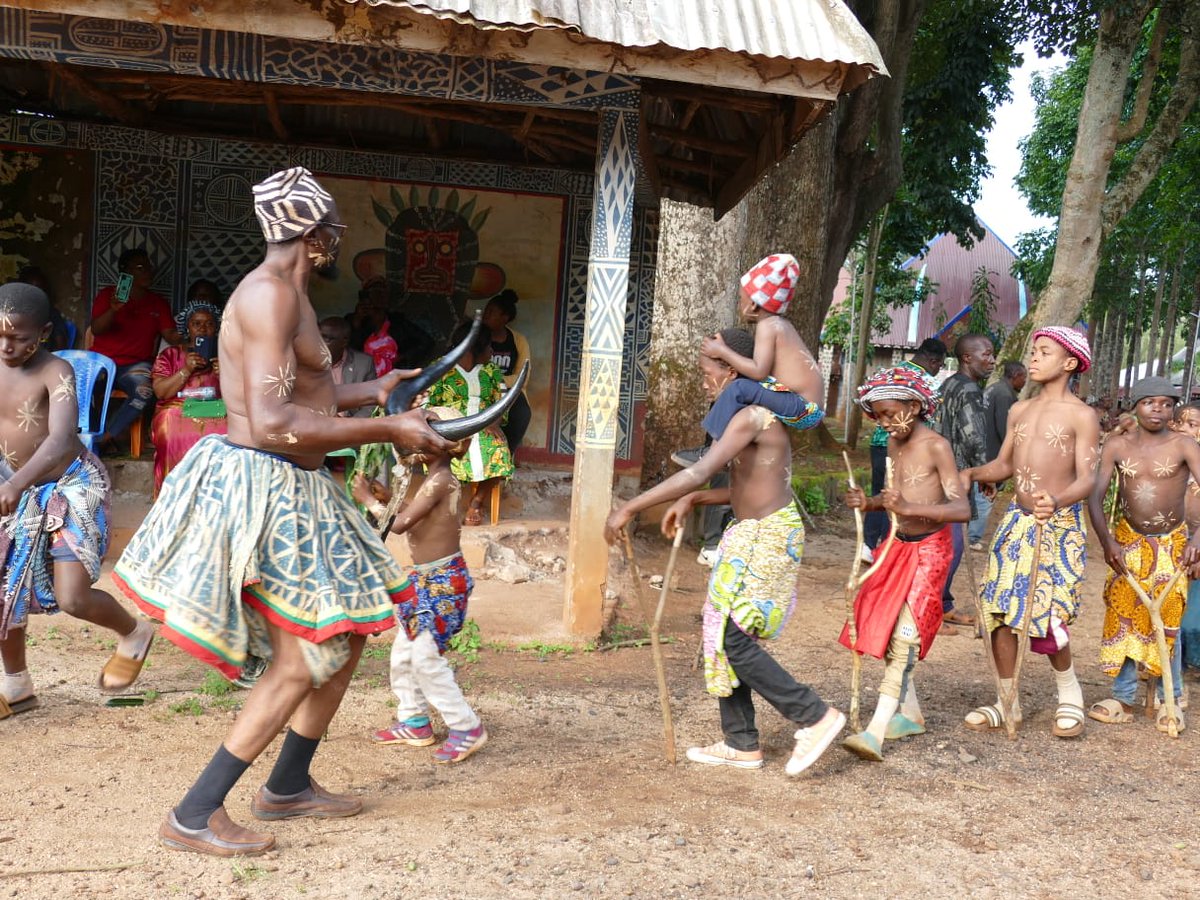 visartculture's tweet photo. Les danses initiatiques en pays #Bamileke. Ici quelques images du #Kack danse du royaume #Batoufam. Des originaires dans la place ? Si oui votre expérience si vous avez deja fait cette danse...
Perso. J'avais 4 ans j'avais pleurer jusqu'à 😕 😕 😕 https://t.co/7EMWQ0C0wP