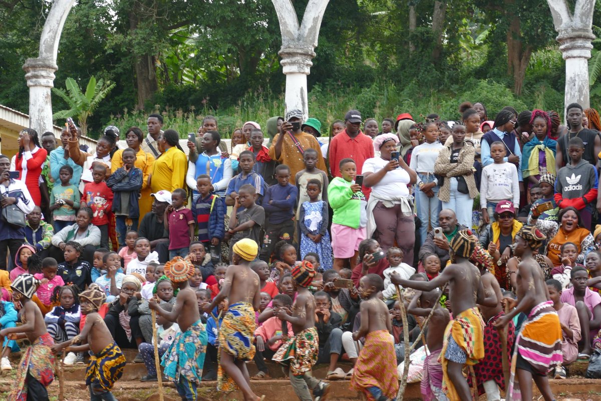 visartculture's tweet photo. Les danses initiatiques en pays #Bamileke. Ici quelques images du #Kack danse du royaume #Batoufam. Des originaires dans la place ? Si oui votre expérience si vous avez deja fait cette danse...
Perso. J'avais 4 ans j'avais pleurer jusqu'à 😕 😕 😕 https://t.co/7EMWQ0C0wP