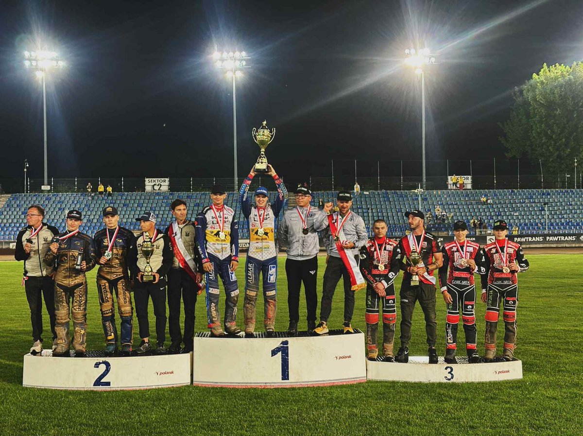 EkstraligaPL's tweet photo. 🔚 Finał #MMPPK w Lublinie
🥇 @UniaLesznoKS 
🥈 @motorlublinpgee 
🥉 @tzostrovia 

Fot. Małgorzata Cieśluk
#PGEEkstraliga | #METALKAS2Ekstraliga | #speedway | #sport https://t.co/js69vhbS6M