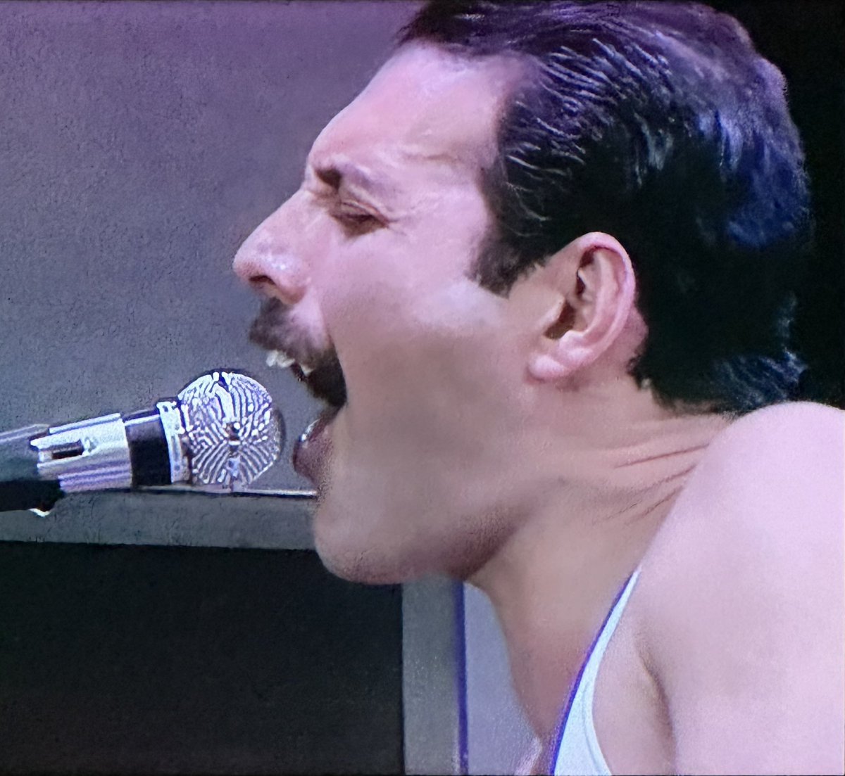 AdventuringJoW's tweet image. Freddie was the champion #LiveAid #LiveAid40