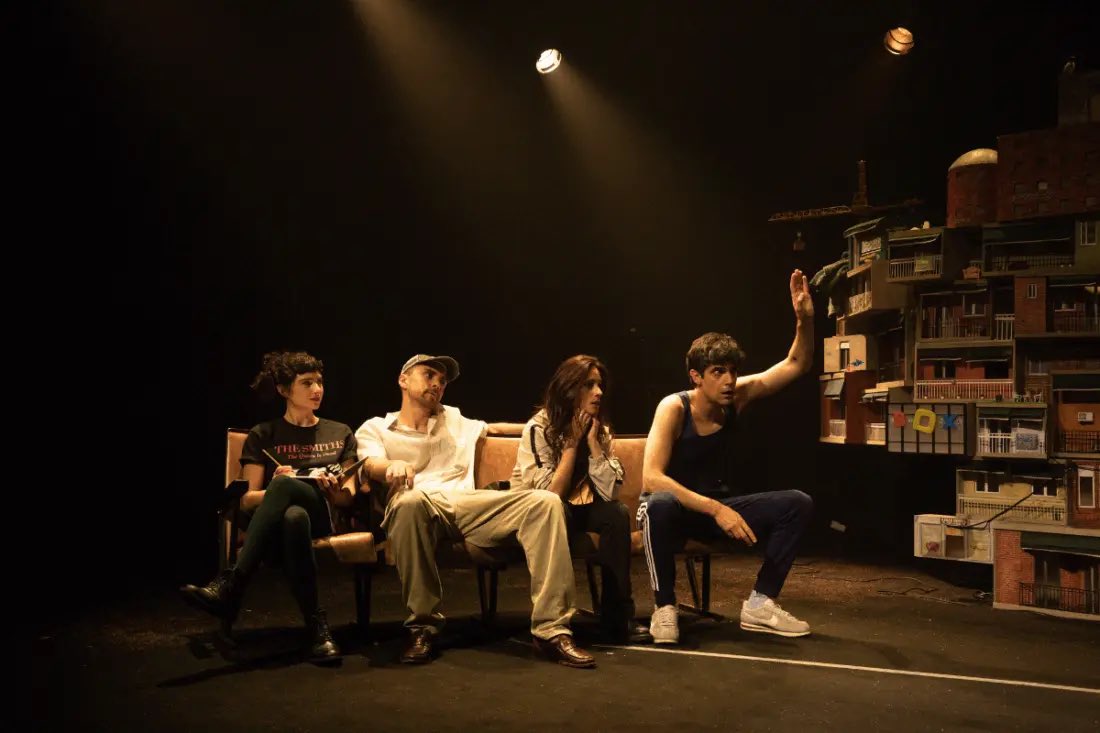 Esplendido y magnético Francesco Carril en ‘Los brutos’ <a href="/grecfestivalbcn/">Grec Festival Bcn</a> <a href="/teatrelliure/">Teatre Lliure</a>, una historia de autoficción acerca de un chico de barrio que deja esa vida atrás para triunfar como guionista. Tránsito, pérdidas y cierta nostalgia 🎞️