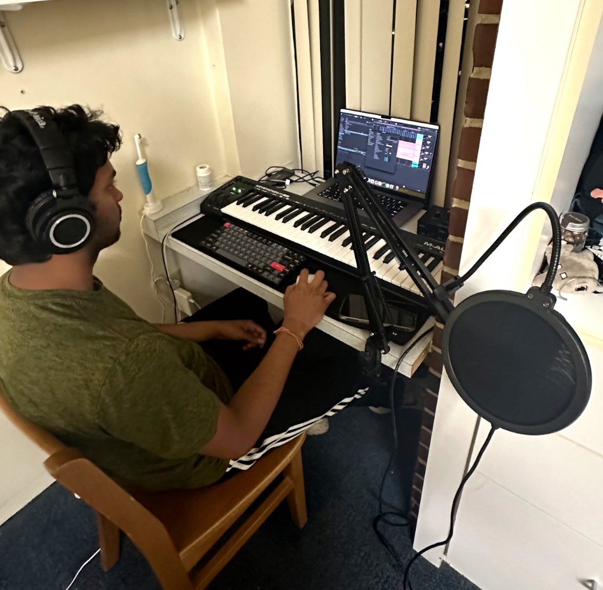 ksw_arman's tweet photo. throwback to the time my roommate and I dropped SWE and went all in on music production from our freshman dorm room https://t.co/w6DbEo17hY