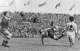 papa_de_laura's tweet image. Una de las fotos más famosas de Di Stéfano es el gol de tacón en el Viejo Zorrilla. Sin embargo, pocos saben que el equipo que terminó ganando aquel partido fue el Real Valladolid.