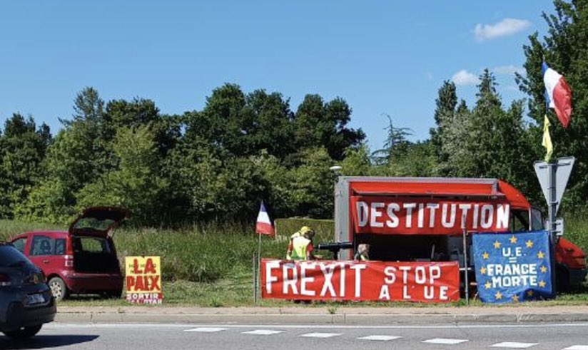 BRAVO AUX RÉSISTANTS !
Fidèles, depuis les Ronds Points et jusque sur les plages !!
Regardez les vidéos ci dessous ⤵️
DESTITUTION 🇫🇷