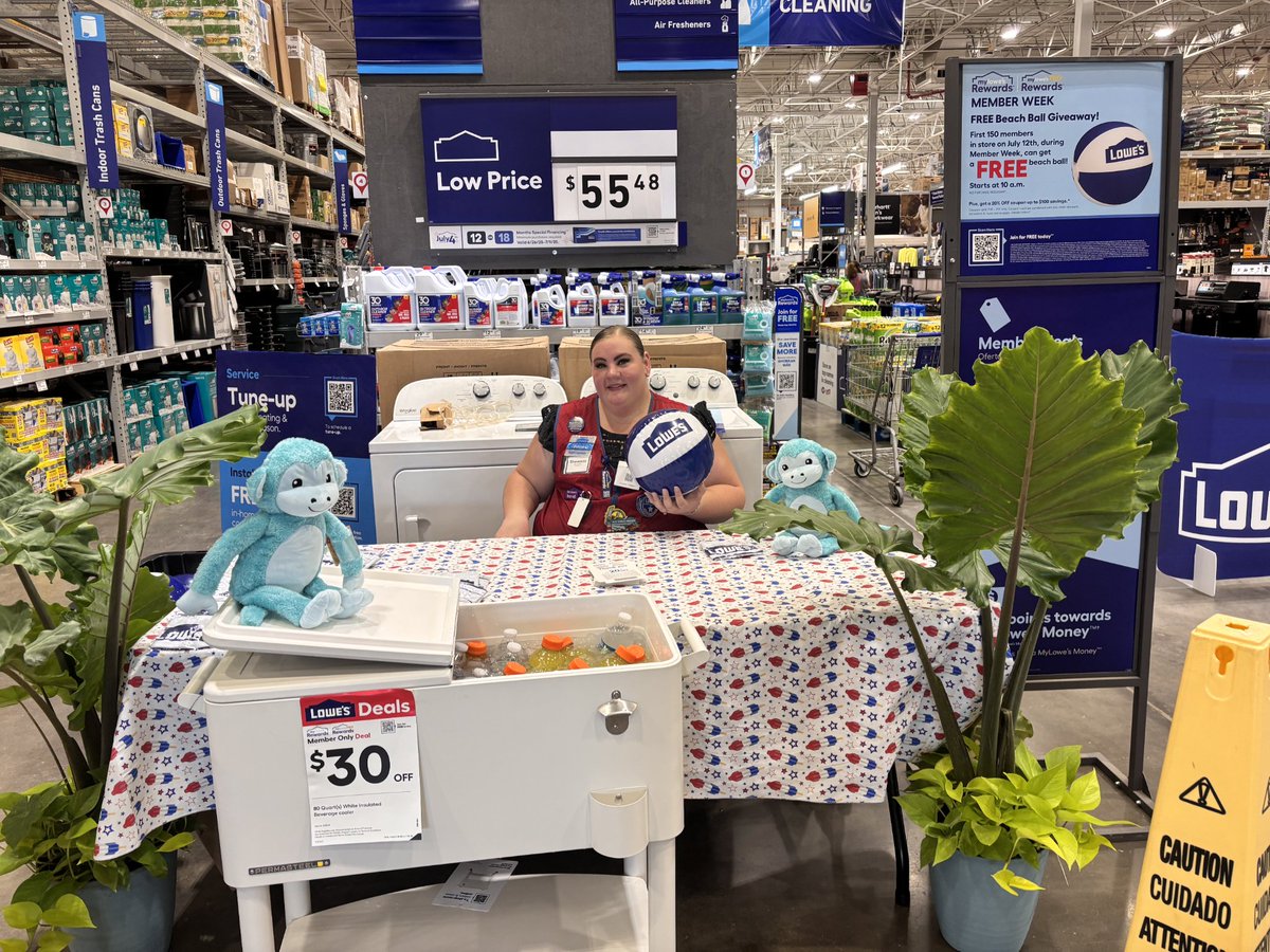 AdamM1888's tweet photo. Shawnda showing off our demo this weekend and giving away free beach balls to our valued members.  

@JBBailey88 https://t.co/p1wFZ16LCQ