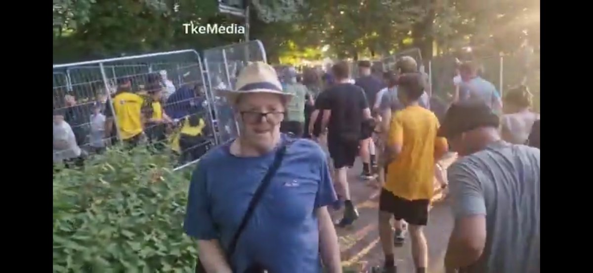 Someone grab their grandad, cunts not got a ticket…