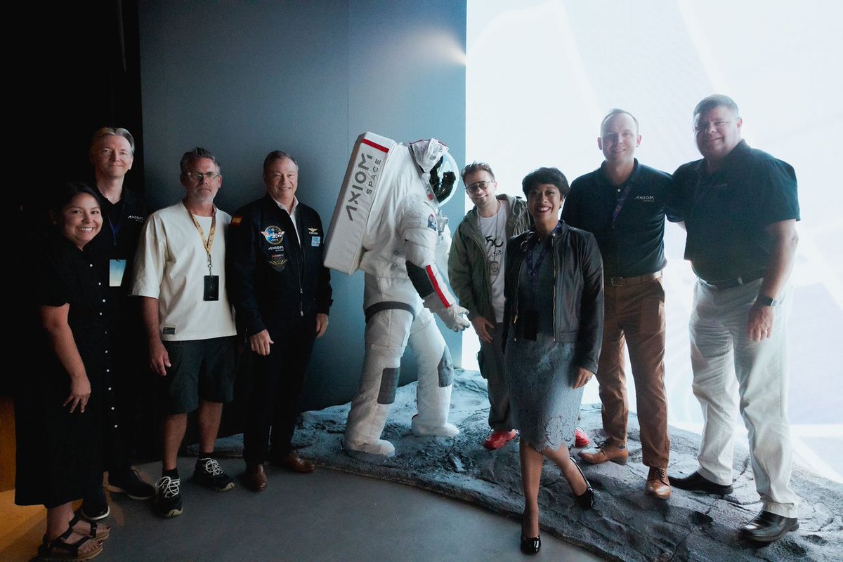 CommanderMLA's tweet image. This week @Axiom_Space and @oakley announced an exciting partnership on the visor system for the #AxEMU; a collaboration bringing two distinctly different industries together to ensure optimal safety and performance in the extreme space environment.