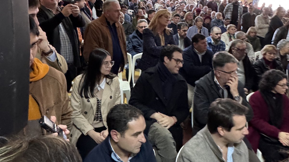 AdrianSilva_uy's tweet photo. Acompañamos la instalación del 1er concejo municipal en la historia de Juanicó.
Estamos muy contentos de que @Valentinashm sea parte de esta historia.

Felicitamos a @fernandoluquez que a partir de ahora será el alcalde de esta localidad.

Les deseamos una gran gestión! https://t.co/ng4qAyhX5l