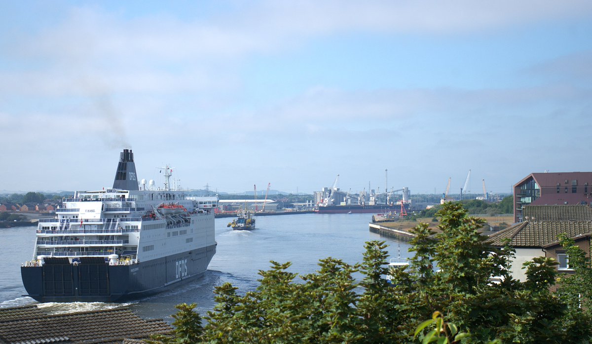 jac61941964's tweet image. Princess Seaways & UKD Marlin, arriving into the Port of Tyne today.
#Ships
#Tyne
