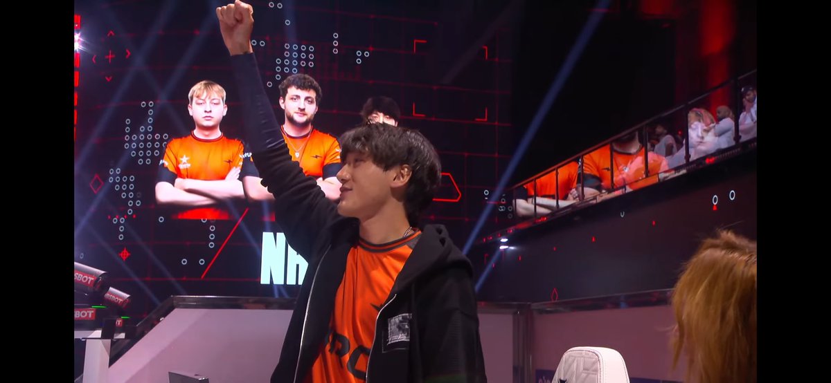 NyxEffectz_'s tweet photo. The last @iiTzTimmy hand raise at an Apex LAN. A legendary chapter closes — thank you for everything, Timmy. 🫡💔 https://t.co/fzpAMxUu94