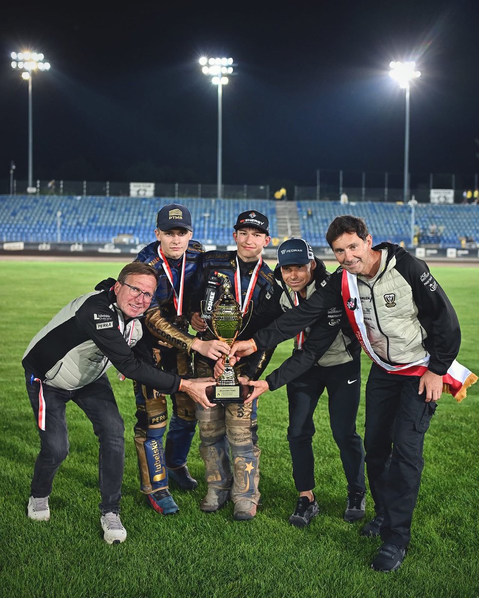 motorlublinpgee's tweet photo. Srebrny medal Młodzieżowych Mistrzostw Polski Par Klubowych 🥈 

Po czterech latach sięgania po złoto tym razem kończymy na drugim stopniu podium. Gratulacje dla Unii Leszno za zdobycie mistrzostwa oraz Ostrovii Ostrów Wielkopolski, brązowych medalistów 👏

#MMPPK https://t.co/DdxhSqTW4B