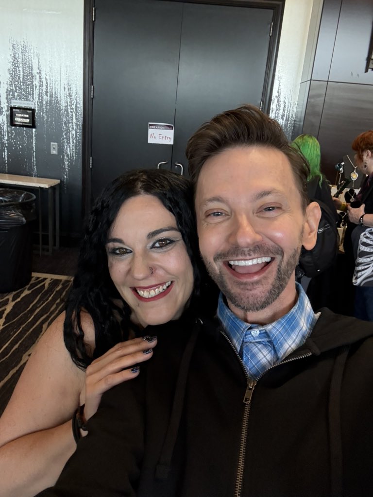 ChelsMD88's tweet photo. This was my first Supernatural con that I have been to, and I have to say that out of all that I wanted to meet, @TheOnlyDJQualls was the kindest and most comfortable and gave the best hugs. Thank you so much for making this experience so great. https://t.co/SlXAOrQKKn