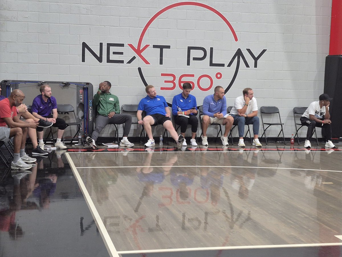 Packed house of college coaches taking notes on Sunshine Elite OTR and Dallas Mustangs 16U includes VMI, Rollins College, Samford, West Georgia, Wash U, UIC, FGCU aming others <a href="/OntheRadarHoops/">Shun Williams</a> #OTRElite32