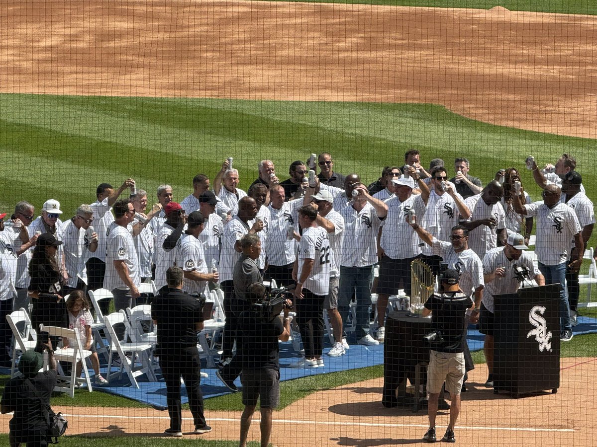 At the White Sox game for a Father’s Day gift. Turns out to be a 2005 World Series reunion. 

‘05 Sox toasting Bobby Jenks 🍺. Gone too soon