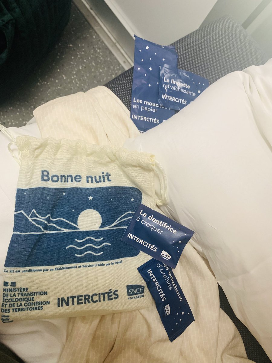 UsagersSNCF's tweet photo. Voyage à bord de l’intercite de nuit #ParisToulouse
Un joli voyage en perspective , le bon vieux temps des #corails 🥰
@Intercites https://t.co/iUahFYXUqK