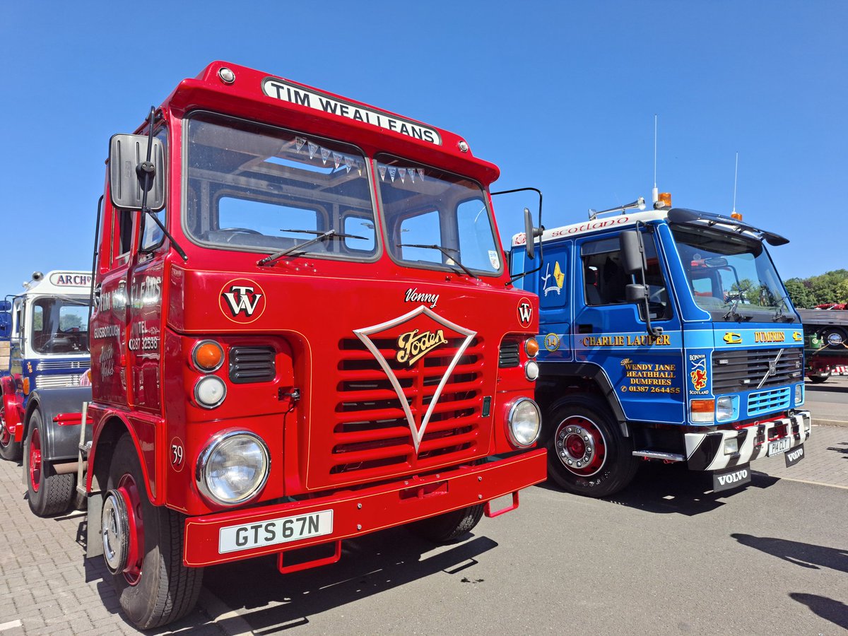 BloodyPolitics's tweet photo. A few pics from the start of the Ayrshire Vintage Commercial Vehicle run today. It was scorchio. ๐
#Portpatrick #Cumnock https://t.co/GTODZa9yi2