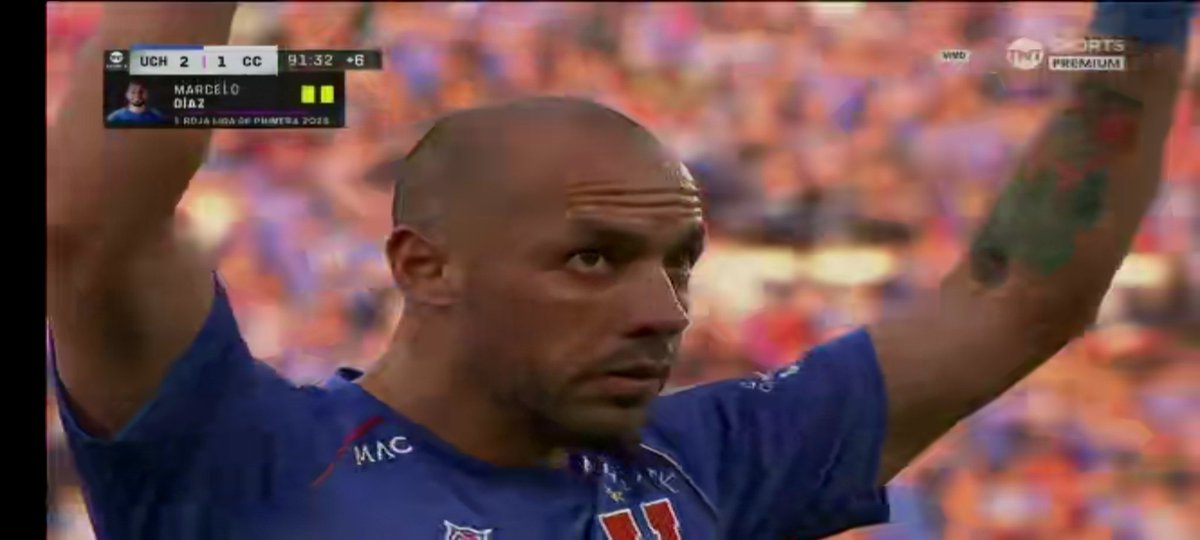 pintoperiodista's tweet photo. Ese es mi capitán... Pegó una chuleta, un combo en el hocico y se llevó a uno de ellos puesto... Aguante, Chelo Díaz... #VamosLaU https://t.co/pYKVEUNCZf