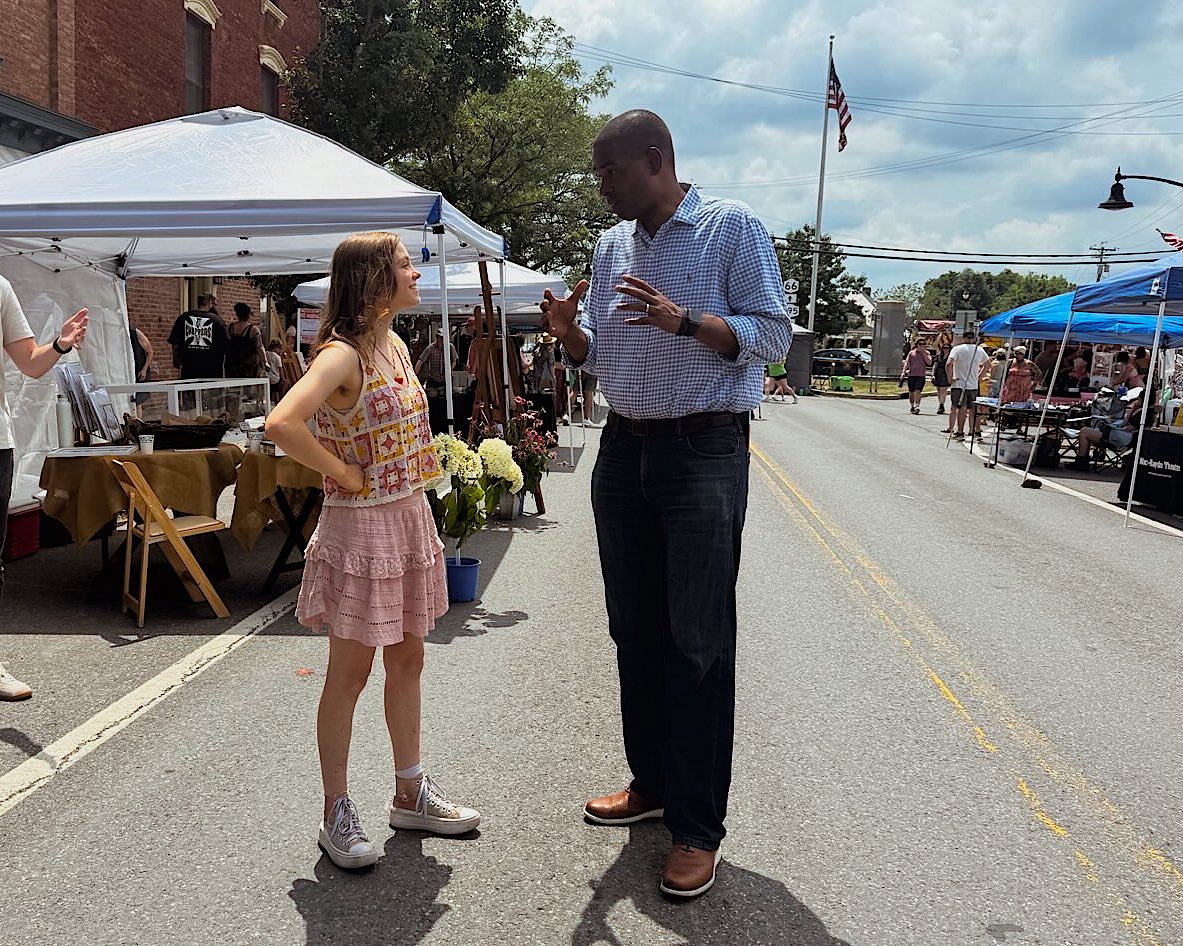 DelgadoforNY's tweet image. Today showcases so much of what makes Upstate New York special: its people, small businesses, and strong sense of community.
Grateful to be here supporting local vendors and talking to community members at Chatham Summerfest.
Thanks Mayor Howe for showing me around!