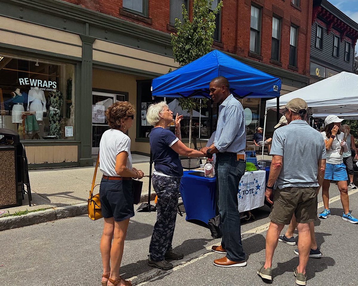 DelgadoforNY's tweet image. Today showcases so much of what makes Upstate New York special: its people, small businesses, and strong sense of community.
Grateful to be here supporting local vendors and talking to community members at Chatham Summerfest.
Thanks Mayor Howe for showing me around!