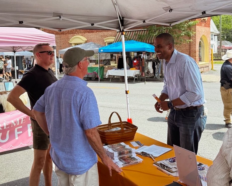 DelgadoforNY's tweet image. Today showcases so much of what makes Upstate New York special: its people, small businesses, and strong sense of community.
Grateful to be here supporting local vendors and talking to community members at Chatham Summerfest.
Thanks Mayor Howe for showing me around!