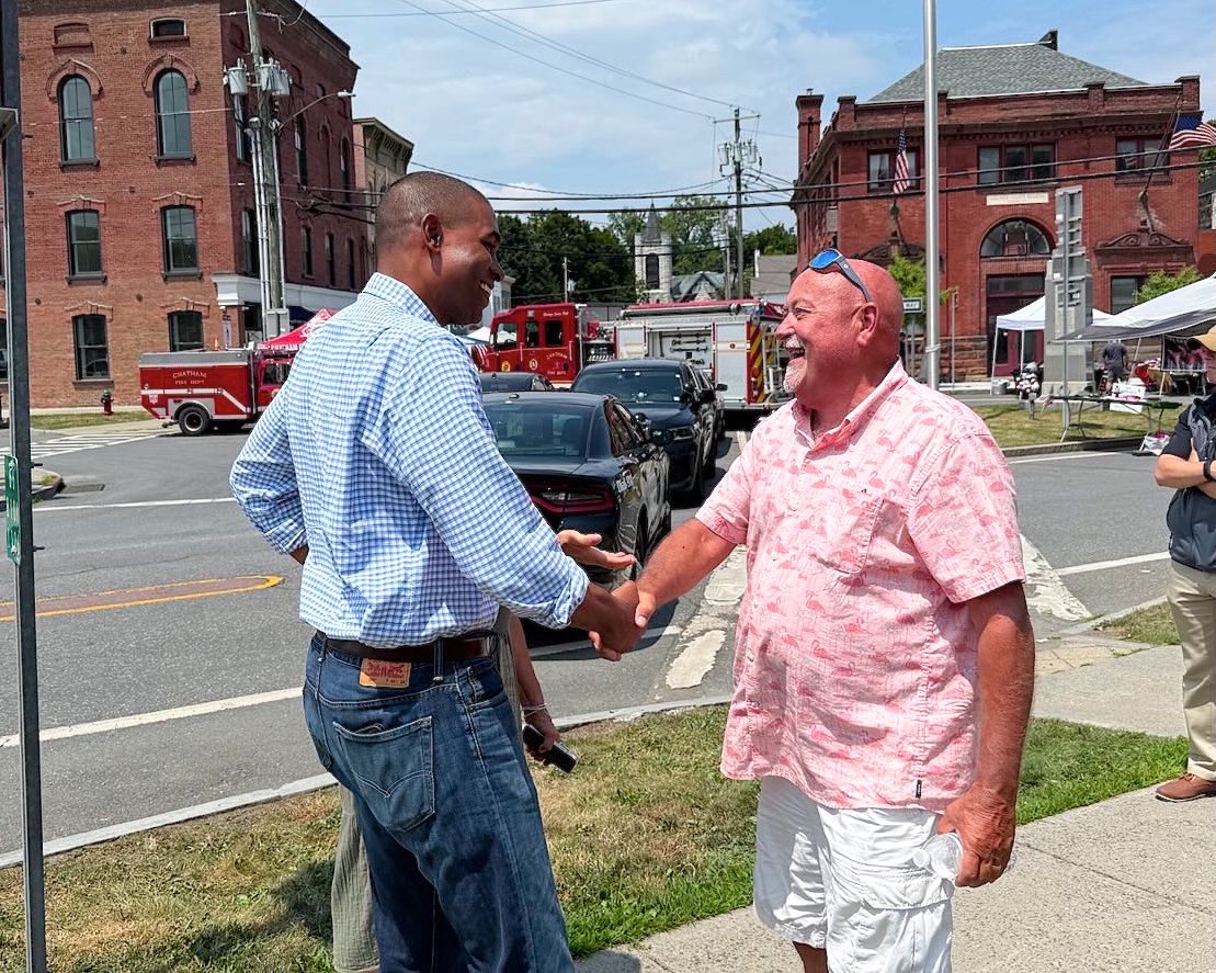 DelgadoforNY's tweet image. Today showcases so much of what makes Upstate New York special: its people, small businesses, and strong sense of community.
Grateful to be here supporting local vendors and talking to community members at Chatham Summerfest.
Thanks Mayor Howe for showing me around!