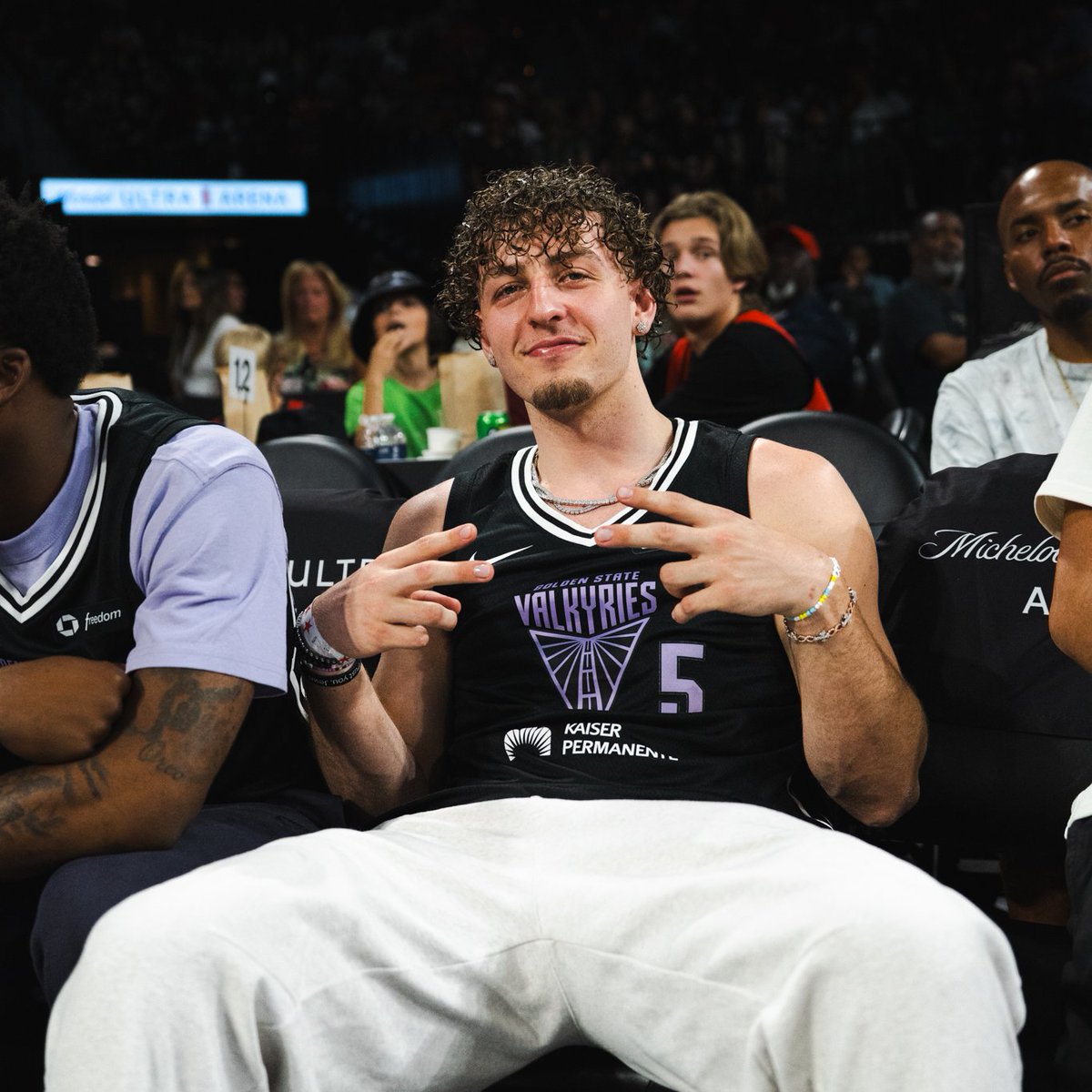 Golden State in the building. 🌁

Thanks for the support, <a href="/brandinpodziem2/">Brandin Podziemski</a>!