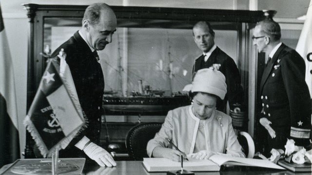 🇨🇱🇬🇧| La Reina Isabel y Felipe de Edimburgo visitan la Escuela Naval, 1968.