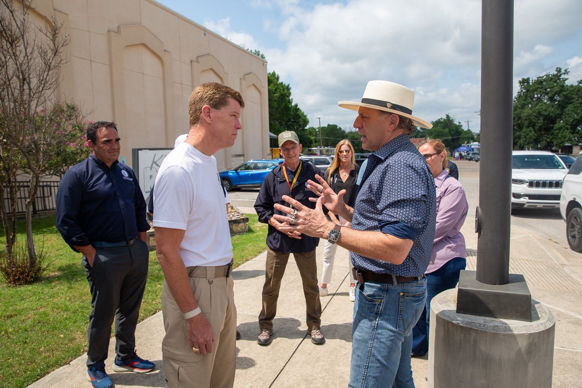 TDEMPortavoz1's tweet image. Hoy, David Richardson de @fema se reunió con el personal TDEM y socorristas de #TeamTexas para ver los esfuerzos de respuesta y recuperación.
Trabajando juntos en todos los niveles de gobierno para apoyar a las comunidades afectadas por las inundaciones.
🇺🇸
