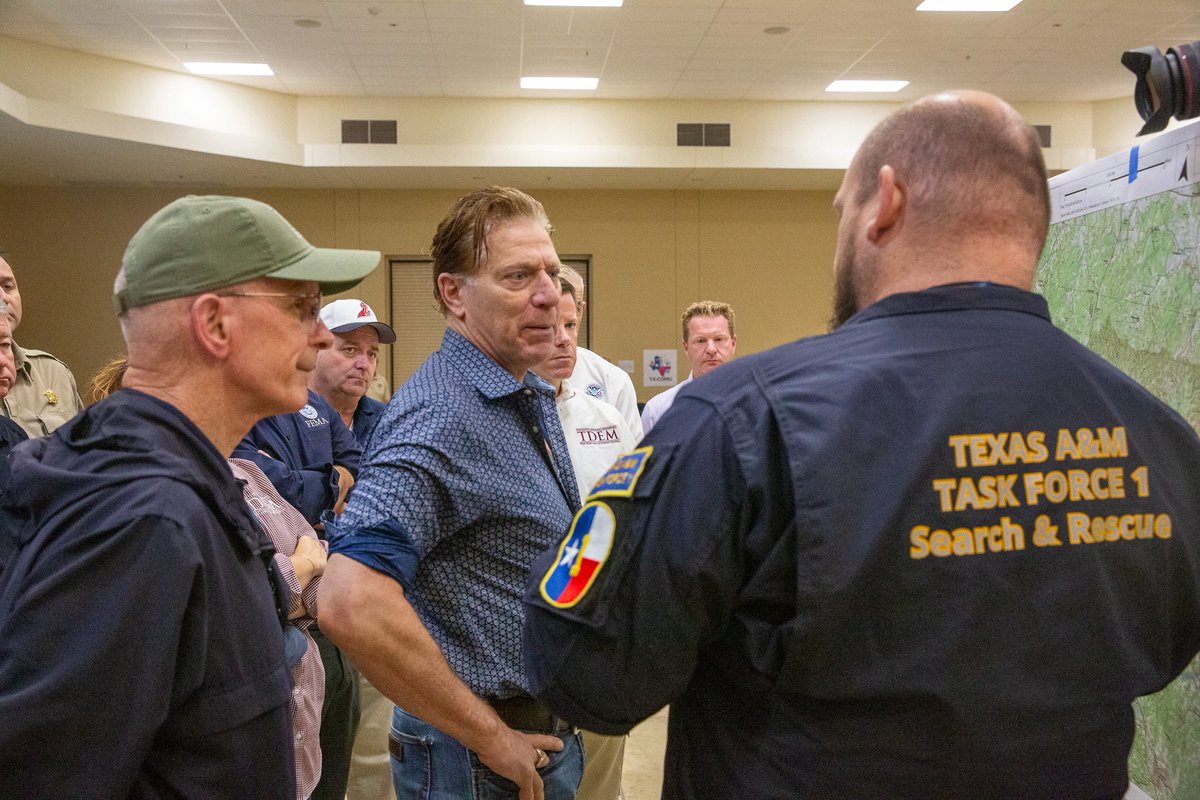 TDEMPortavoz1's tweet image. Hoy, David Richardson de @fema se reunió con el personal TDEM y socorristas de #TeamTexas para ver los esfuerzos de respuesta y recuperación.
Trabajando juntos en todos los niveles de gobierno para apoyar a las comunidades afectadas por las inundaciones.
🇺🇸