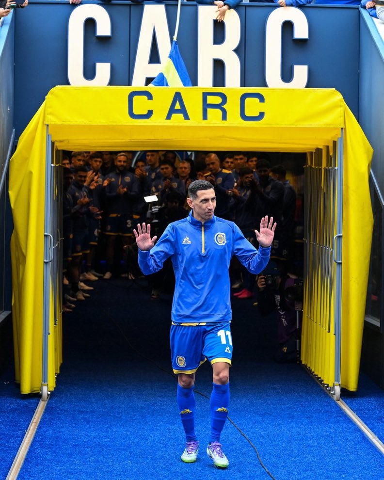 El respeto y fanatismo con el que lo miran sus propios compañeros. 

Ángel Fabián Di María, leyenda argentina 🇦🇷