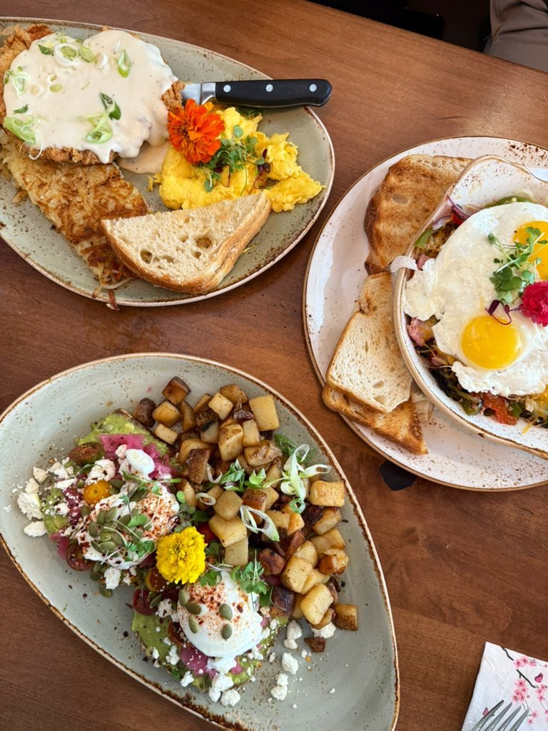toomuchsaki's tweet photo. my new fav brunch spot in Allen 💛💐 https://t.co/pxq0y9gw6J