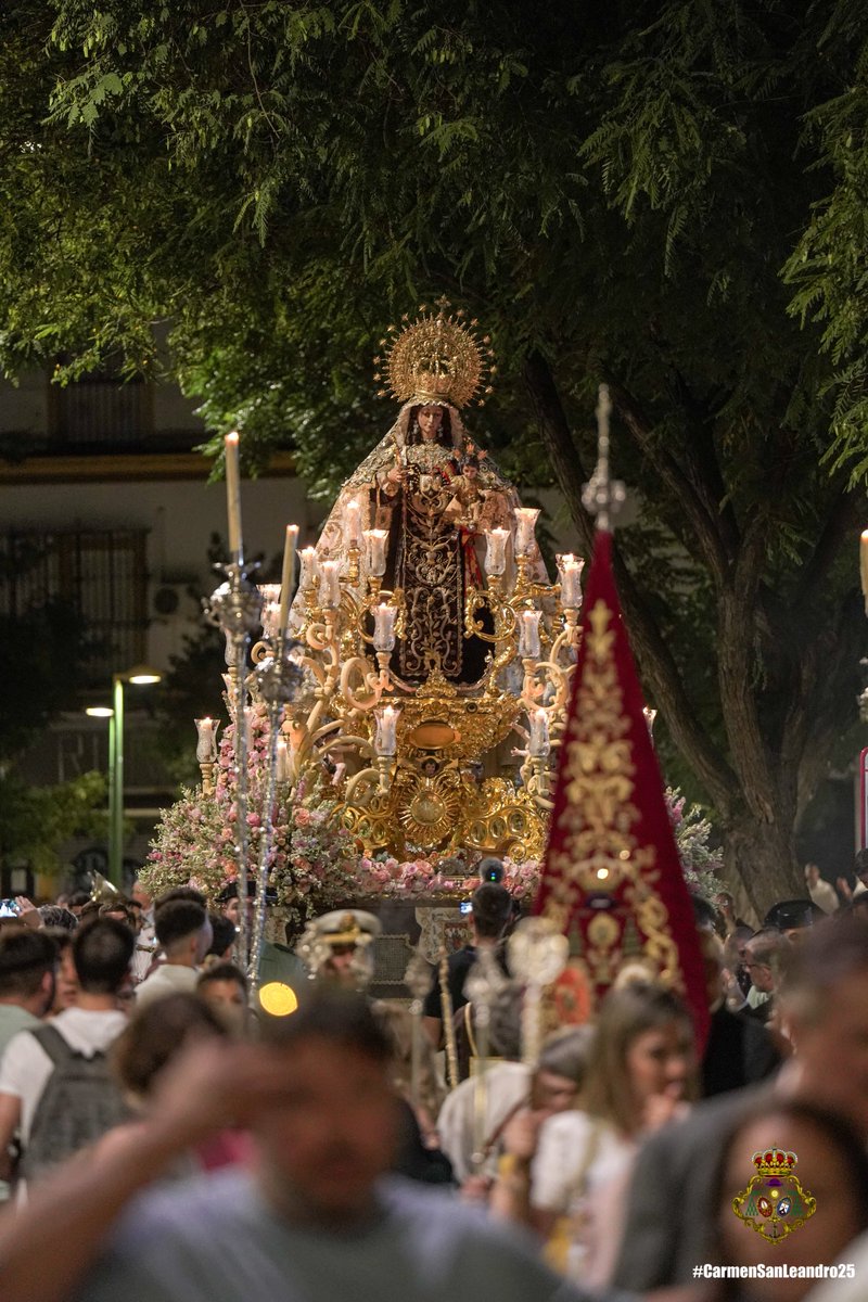 #CarmenSanLeandro25 

Desde San Leandro, la Virgen del Carmen te atrapará con su mirada mientras nos devela la Bondad de su Hijo que sonríe, inocente, en los brazos de su progenitora.

✍️<a href="/martinfajardo94/">Manuel Martín Fajardo</a> 
Pregón de las Glorias de Sevilla 2019

📷<a href="/AlejandroPP1998/">Alejandro Patón Puerto</a>