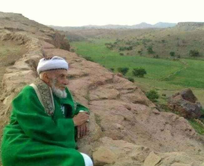 في مثل هذا اليوم 12/يوليو
انتقل الى جوار الله الشيخ الجليل محمد ابن إسماعيل العمراني
هذا الشيخ الجليل الذي عاصر الملكية والجمهورية والوحدة وحرب ١٩٩٤م والنكبه في ٢٠١١م والنكبة الأخيرة لكنه عاش حياته مع الله وإلى الله لم تلوثه السياسة ولم يفتي لسلطان أو يطمع في أموال الحكام أو يطبل